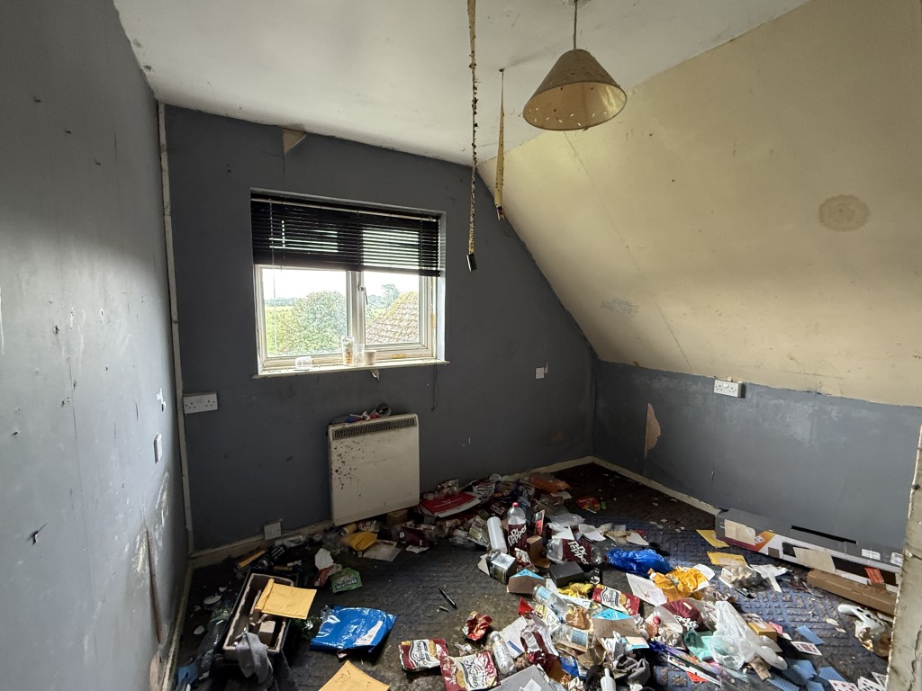 Lot: 132 - RURAL SEMI-DETACHED HOUSE IN NEED OF COMPLETE REFURBISHMENT - Bedroom 3